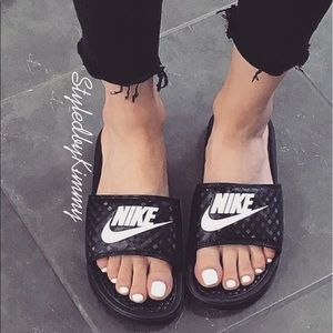 nike black and white slippers